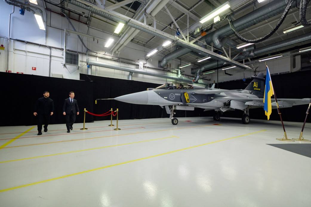 Зеленски и Кристерсон разглеждат самолет 